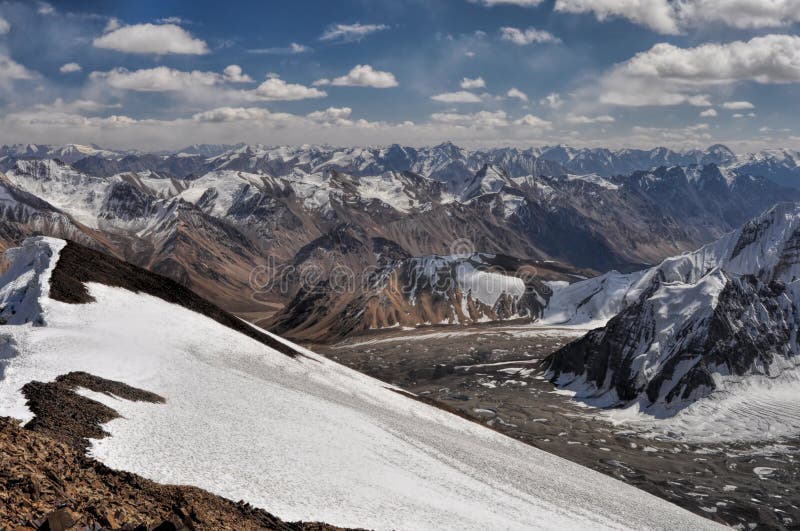 Crêtes de montagne dans le Tadjikistan photo stock Crêtes de montagne dans le Tadjikistan photo stock