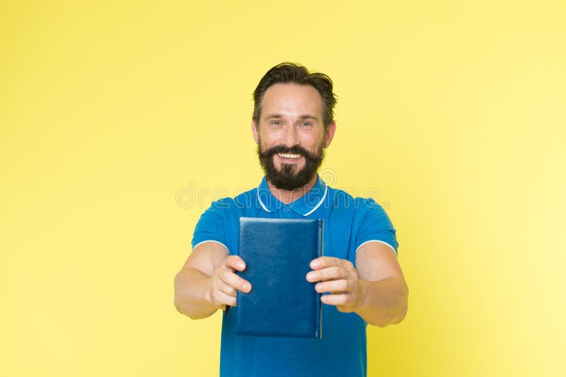 Crítico literario Libro barbudo maduro del control del individuo del hombre Lector satisfecho Concepto de la presentación del lib fotografía de archivo Crítico literario Libro barbudo maduro del control del individuo del hombre Lector satisfecho Concepto de la presentación del lib fotografía de archivo