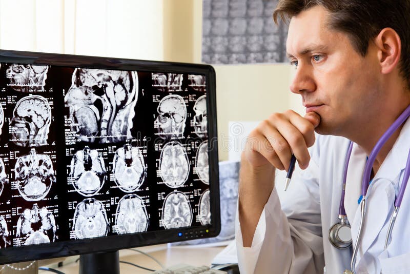 ct-doktor som ser bildläsning royaltyfri bild ct-doktor som ser bildläsning royaltyfri bild