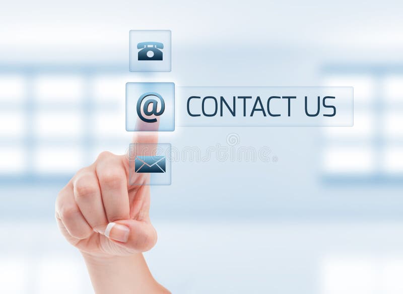 Cu mâna femelă atingând butonul de contact royalty free stock photography