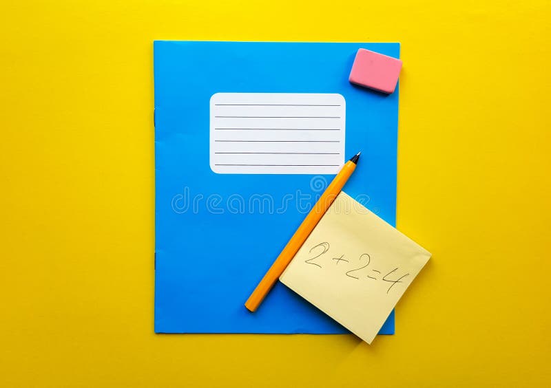 Cuaderno azul y copo de libro de texto para asignaturas escolares, borrador, lápiz, clip de papel sobre fondo amarillo. La soluci fotografía de archivo Cuaderno azul y copo de libro de texto para asignaturas escolares, borrador, lápiz, clip de papel sobre fondo amarillo. La soluci fotografía de archivo
