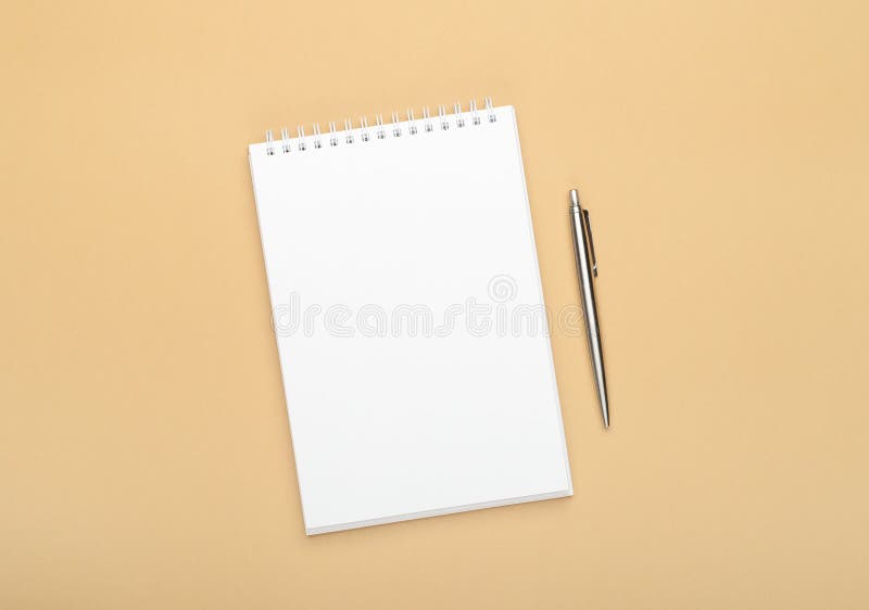 Cuaderno blanco con la pluma de acero en un fondo marr?n Oficina, espacio de ahorro, falso para arriba, plantilla, visi?n superio imagen de archivo libre de regalías Cuaderno blanco con la pluma de acero en un fondo marr?n Oficina, espacio de ahorro, falso para arriba, plantilla, visi?n superio imagen de archivo libre de regalías