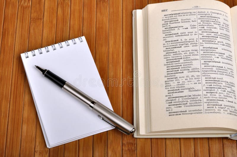 Cuaderno con la pluma fotografía de archivo Cuaderno con la pluma fotografía de archivo