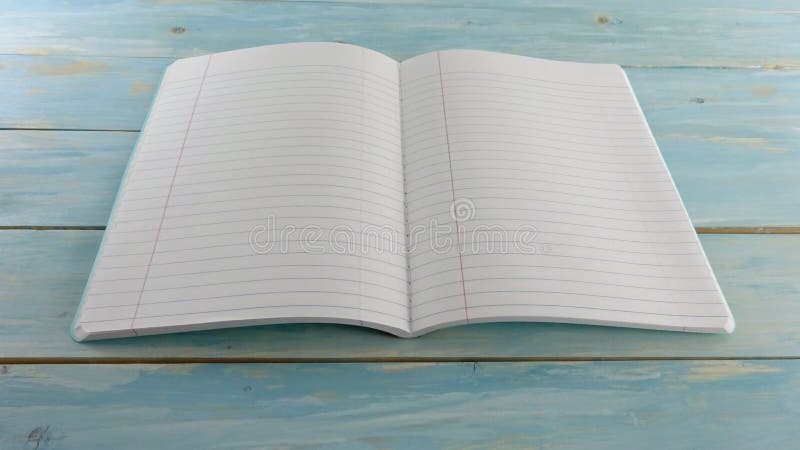 Cuaderno de la escuela en el fondo de madera azul del tablero - bandera de la educación foto de archivo libre de regalías Cuaderno de la escuela en el fondo de madera azul del tablero - bandera de la educación foto de archivo libre de regalías