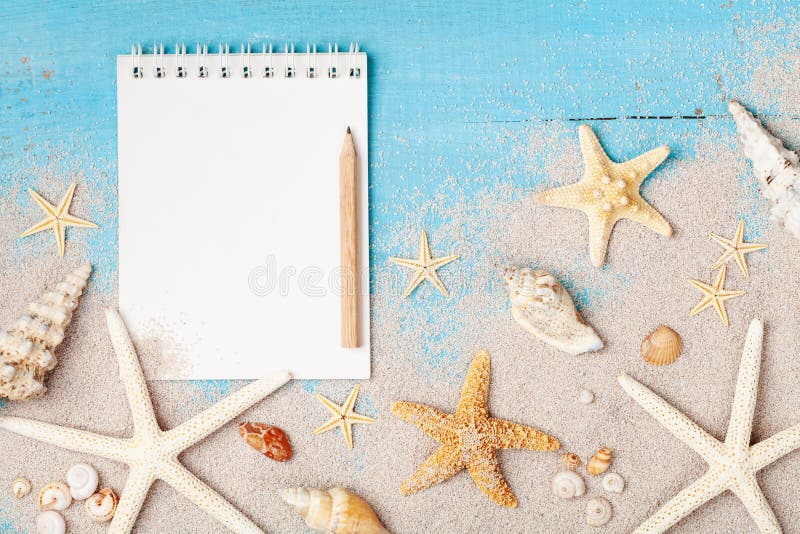 Cuaderno, estrellas de mar y conchas marinas en la opinión de top del fondo de la arena Concepto de planificación de las vacacion imágenes de archivo libres de regalías Cuaderno, estrellas de mar y conchas marinas en la opinión de top del fondo de la arena Concepto de planificación de las vacacion imágenes de archivo libres de regalías