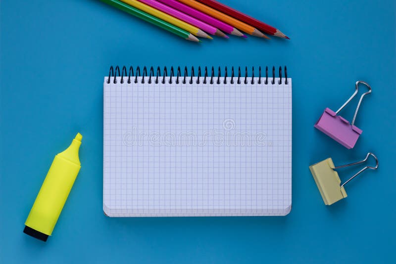 Cuaderno y lápiz en fondo azul Tarjeta para el concepto de planeamiento Cuaderno en blanco con el espacio de la copia concepto de fotos de archivo libres de regalías Cuaderno y lápiz en fondo azul Tarjeta para el concepto de planeamiento Cuaderno en blanco con el espacio de la copia concepto de fotos de archivo libres de regalías