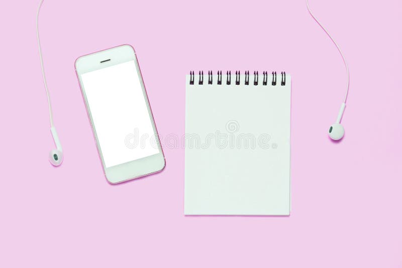 Cuaderno y smartphone con los teléfonos principales en fondo rosado imagen de archivo Cuaderno y smartphone con los teléfonos principales en fondo rosado imagen de archivo