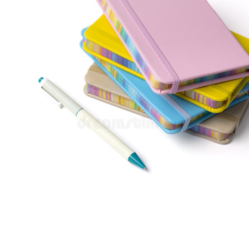 Cuadernos coloridos con la pluma aislada en el fondo blanco De nuevo a concepto de la escuela imágenes de archivo libres de regalías Cuadernos coloridos con la pluma aislada en el fondo blanco De nuevo a concepto de la escuela imágenes de archivo libres de regalías