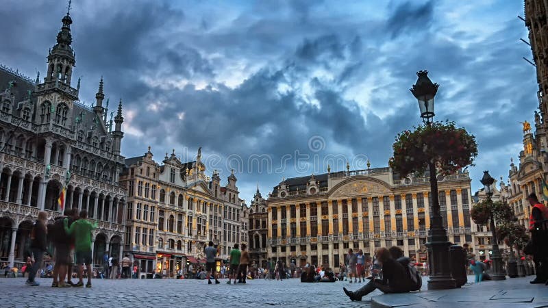 Cuadrado de Grand Place en la puesta del sol Timelapse Bruselas, Bélgica