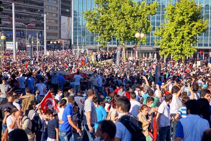 Cuadrado de Kizilay ocupado por los manifestantes antigubernamentales del descontento durante protestas del parque de Gezi en Ank fotografía de archivo libre de regalías Cuadrado de Kizilay ocupado por los manifestantes antigubernamentales del descontento durante protestas del parque de Gezi en Ank fotografía de archivo libre de regalías