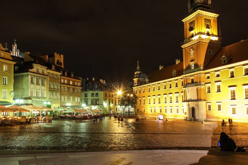 Cuadrado del castillo en la noche. Varsovia. Polonia imagenes de archivo