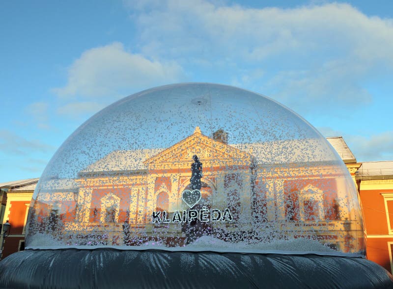 Cuadrado del teatro antes de la Navidad en Klaipeda fotografía de archivo libre de regalías Cuadrado del teatro antes de la Navidad en Klaipeda fotografía de archivo libre de regalías