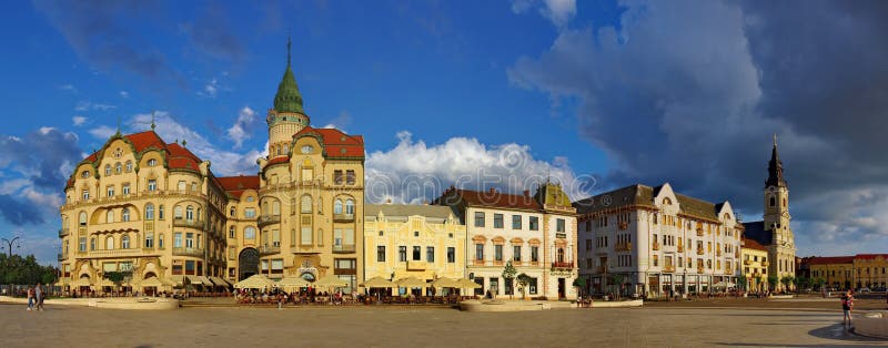 Cuadrado en Oradea - panorama negro de Unirii de Eagle Palace foto de archivo libre de regalías Cuadrado en Oradea - panorama negro de Unirii de Eagle Palace foto de archivo libre de regalías