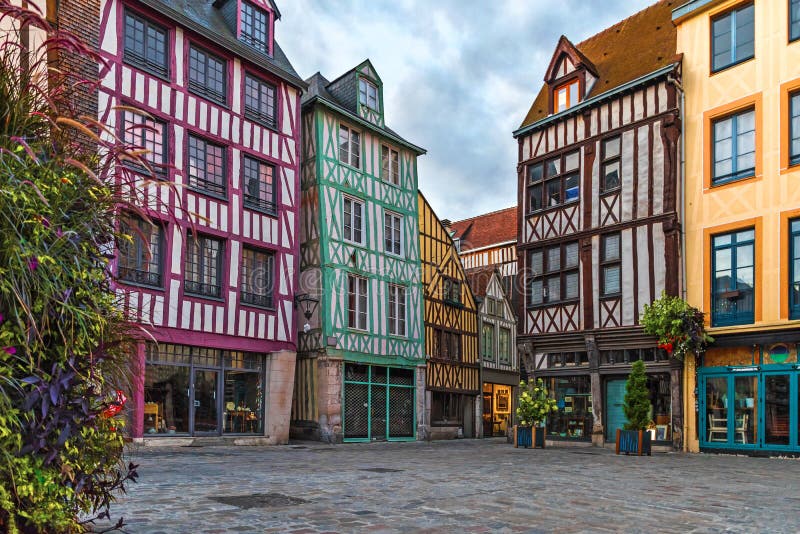 Cuadrado medieval con las casas típicas en la ciudad vieja de Ruán, Normandía, Francia imágenes de archivo libres de regalías