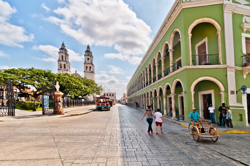 Cuadrado y catedral en Campeche, México fotografía de archivo