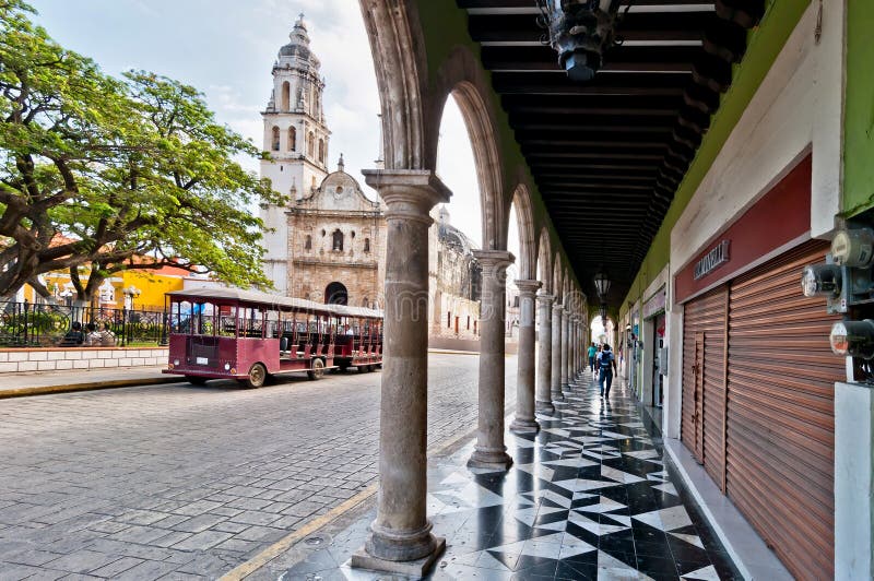 Cuadrado y catedral en Campeche, México fotos de archivo