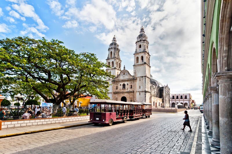 Cuadrado y catedral en Campeche, México imagenes de archivo