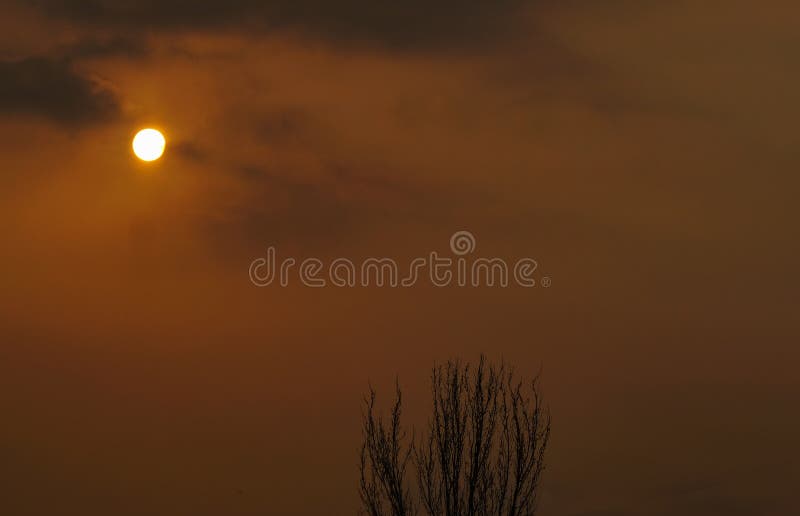 Cuando cae el sol imagen de archivo. Imagen de amanecer - 245195095