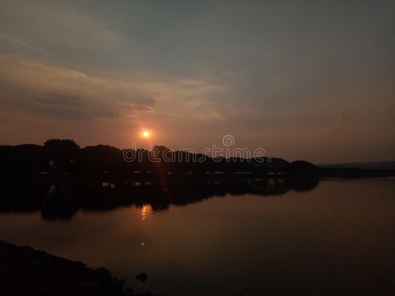 Cuando El Sol Empieza a Ponerse Y Se Convierte En Noche Foto de archivo