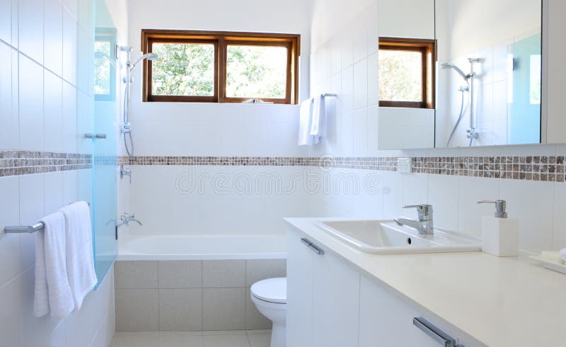 Cuarto de baño blanco imagen de archivo Cuarto de baño blanco imagen de archivo