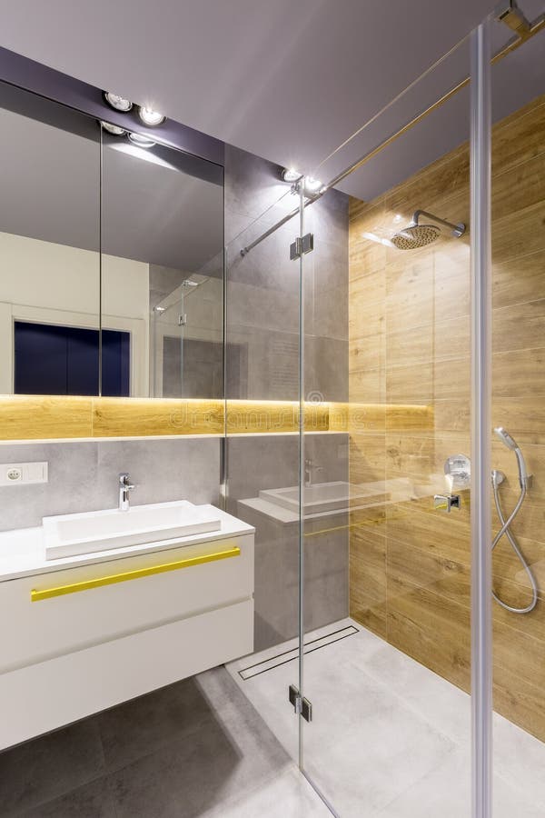 Cuarto de baño con la cabina de cristal de la ducha foto de archivo libre de regalías Cuarto de baño con la cabina de cristal de la ducha foto de archivo libre de regalías