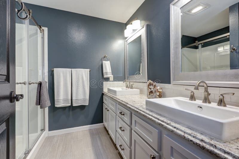 cuarto de baño de la En-habitación con diseño perfecto foto de archivo cuarto de baño de la En-habitación con diseño perfecto foto de archivo