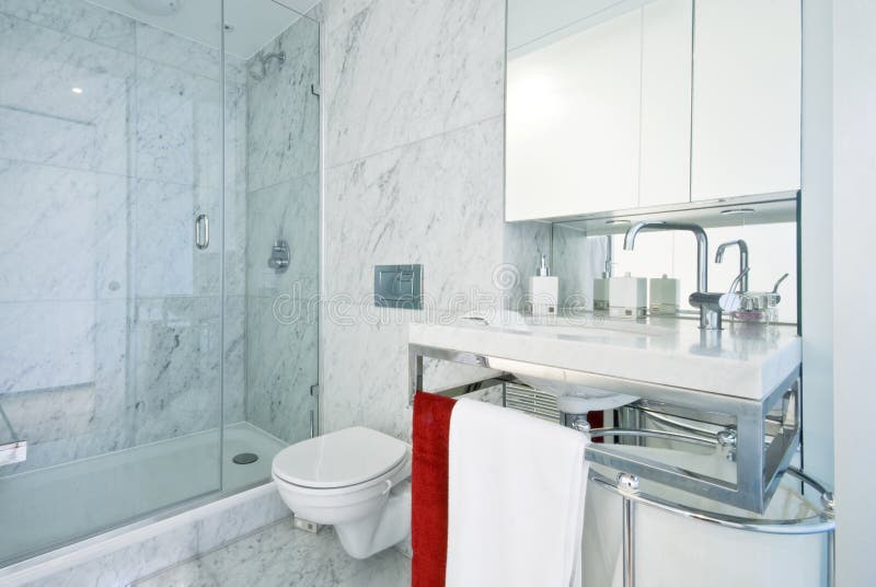 Cuarto de baño de la en-habitación del diseñador con la cabina de la ducha foto de archivo Cuarto de baño de la en-habitación del diseñador con la cabina de la ducha foto de archivo