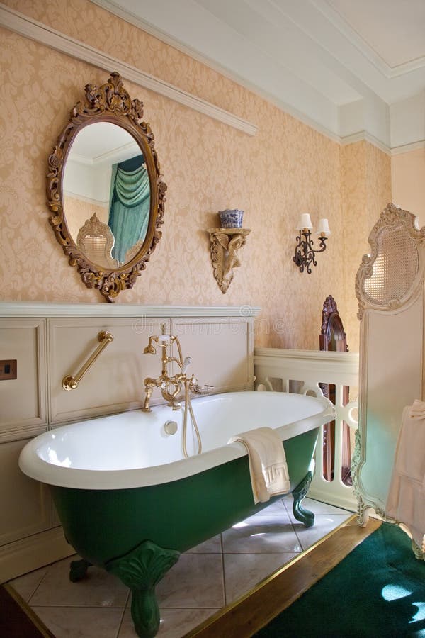 Cuarto de baño de lujo - tina de baño antigua fotos de archivo libres de regalías Cuarto de baño de lujo - tina de baño antigua fotos de archivo libres de regalías