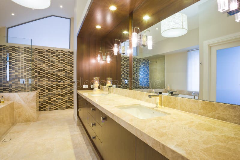 Cuarto De Baño Contemporáneo Con Los Detalles De Mármol Foto de archivo