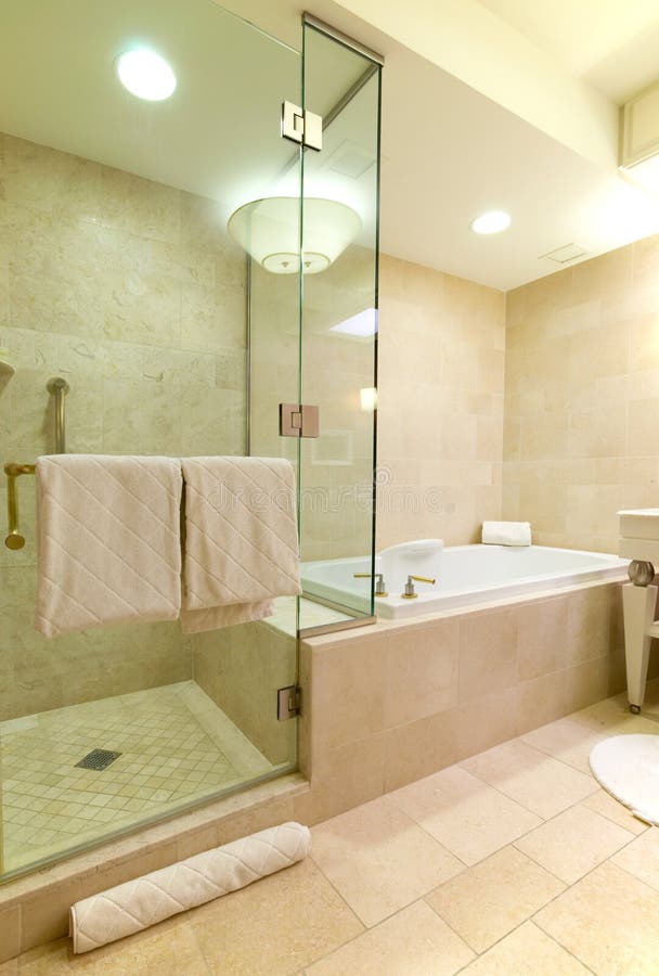 Cuarto de baño del hotel de lujo imagenes de archivo Cuarto de baño del hotel de lujo imagenes de archivo