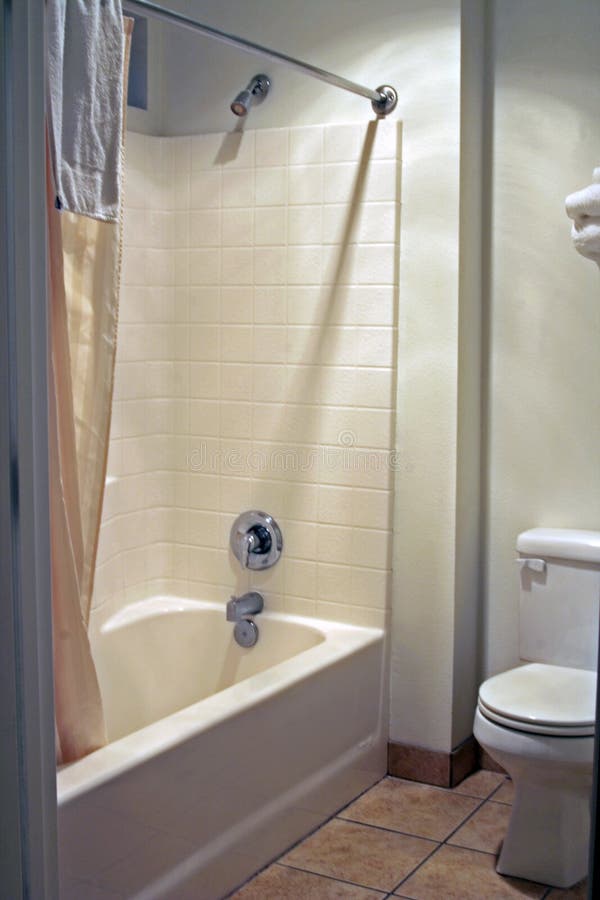 Cuarto de baño limpio y simple imagenes de archivo Cuarto de baño limpio y simple imagenes de archivo