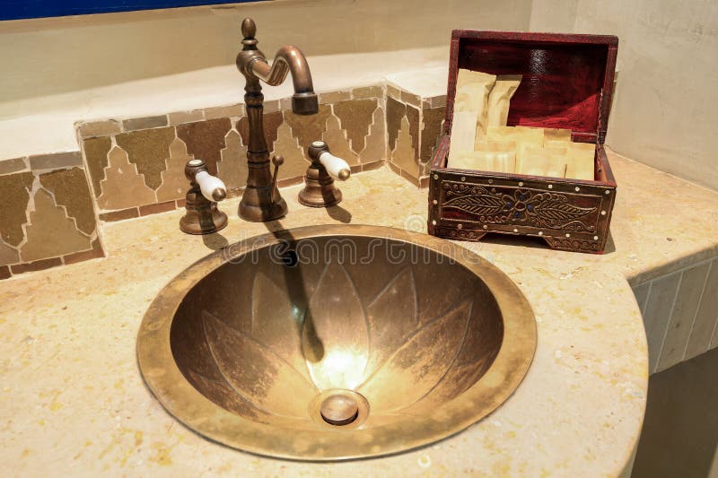 Cuarto de baño marroquí del estilo del vintage foto de archivo libre de regalías Cuarto de baño marroquí del estilo del vintage foto de archivo libre de regalías