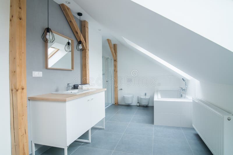 Cuarto de baño moderno brillante con las paredes, el espejo y la bañera grises fotografía de archivo Cuarto de baño moderno brillante con las paredes, el espejo y la bañera grises fotografía de archivo