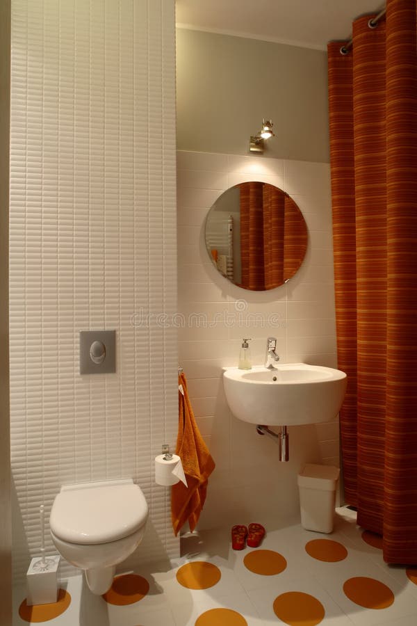 Cuarto de baño moderno para los cabritos fotografía de archivo Cuarto de baño moderno para los cabritos fotografía de archivo