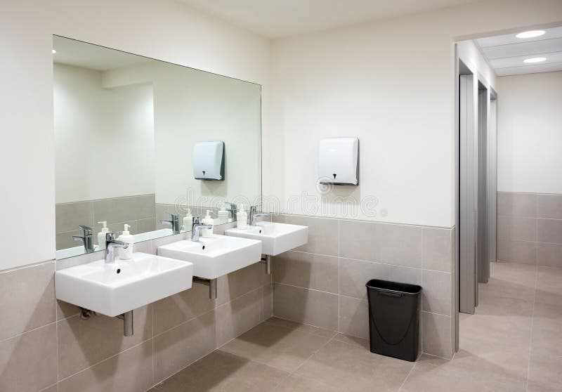 Cuarto de baño o lavabo público con los lavabos de mano foto de archivo libre de regalías Cuarto de baño o lavabo público con los lavabos de mano foto de archivo libre de regalías