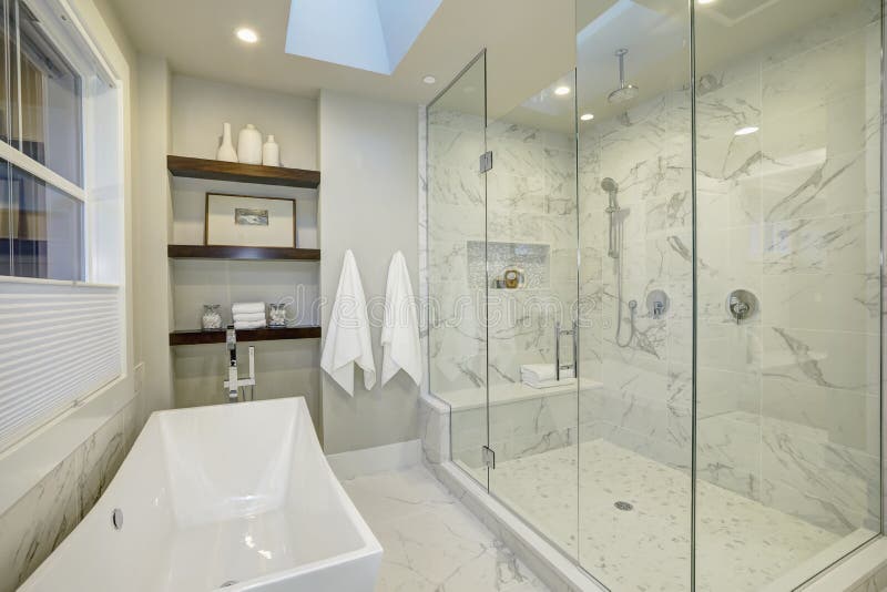 Cuarto de baño principal asombroso con la ducha sin llamar de cristal grande