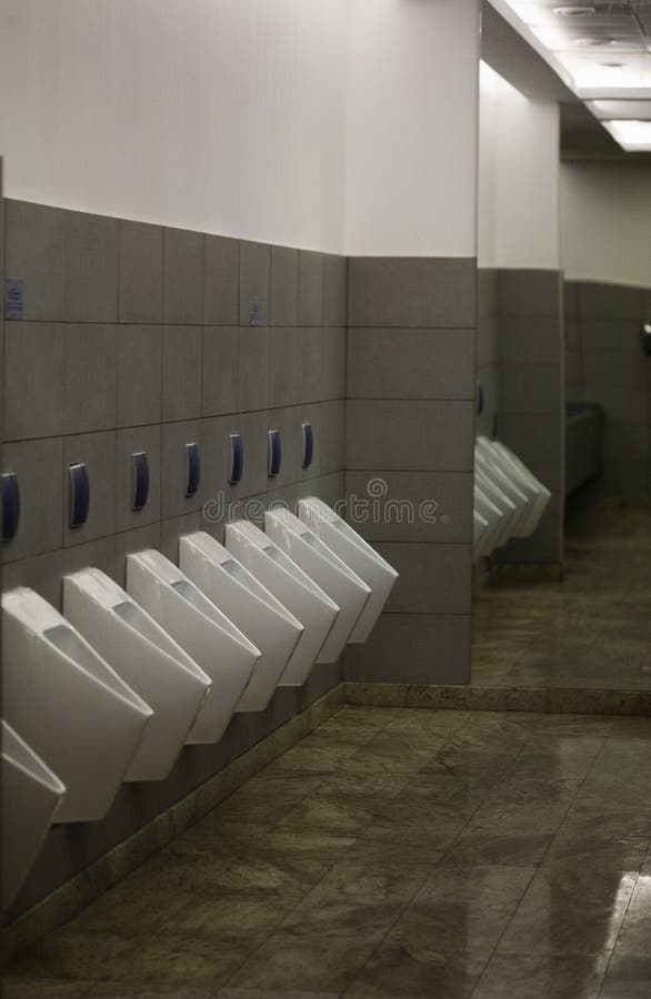 Cuarto de baño público imagen de archivo libre de regalías Cuarto de baño público imagen de archivo libre de regalías