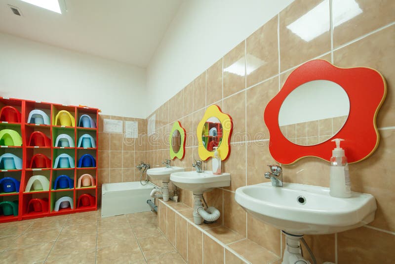 Cuartos De Baño Del ` S De Los Niños Y Toallas Individuales De Una