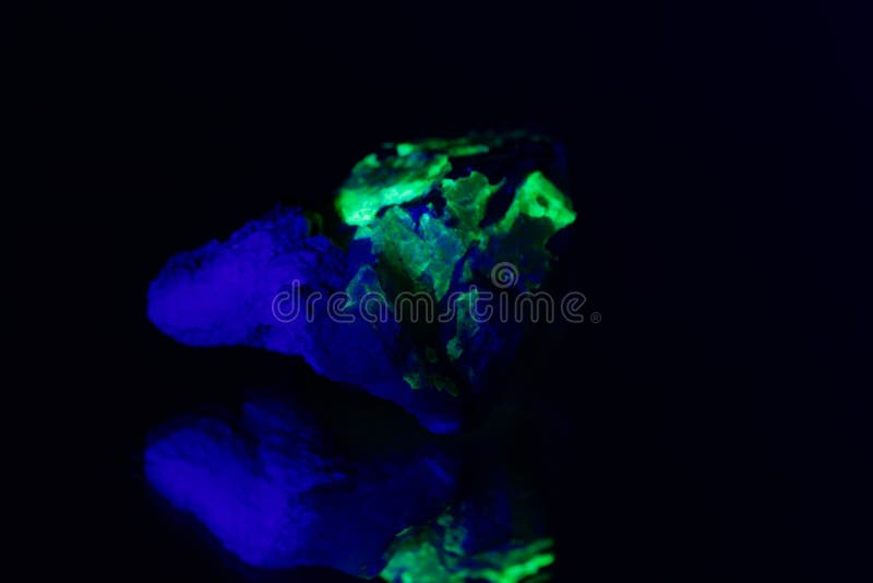 Cuarzo con una cubierta fluorescente verde del hyalite foto de archivo libre de regalías Cuarzo con una cubierta fluorescente verde del hyalite foto de archivo libre de regalías