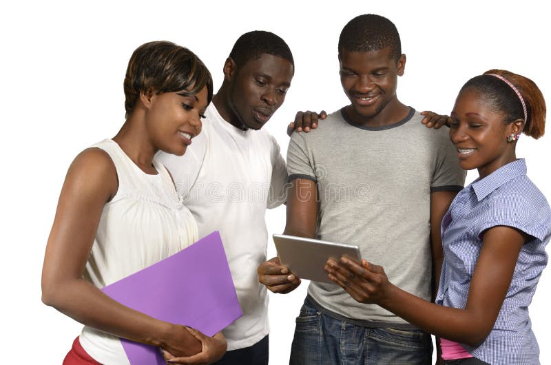Cuatro amigos africanos que miran la tableta fotografía de archivo libre de regalías Cuatro amigos africanos que miran la tableta fotografía de archivo libre de regalías