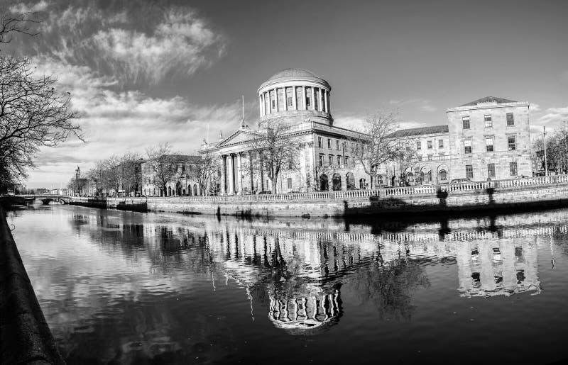 Cuatro cortes que construyen en Dublín, Irlanda con el río Liffey foto de archivo libre de regalías Cuatro cortes que construyen en Dublín, Irlanda con el río Liffey foto de archivo libre de regalías