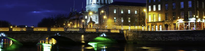 Cuatro cortes que construyen en Dublín, Irlanda en la noche foto de archivo libre de regalías Cuatro cortes que construyen en Dublín, Irlanda en la noche foto de archivo libre de regalías
