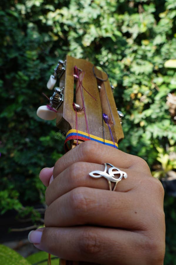 Cuatro di EL, strumento musicale venezuelano immagini stock libere da diritti Cuatro di EL, strumento musicale venezuelano immagini stock libere da diritti