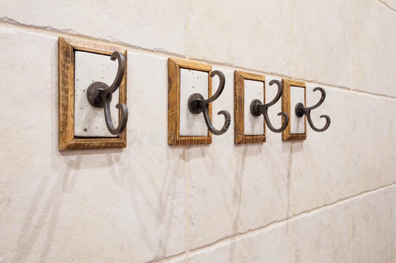 Cuatro ganchos en la pared del cuarto de baño imagen de archivo libre de regalías Cuatro ganchos en la pared del cuarto de baño imagen de archivo libre de regalías