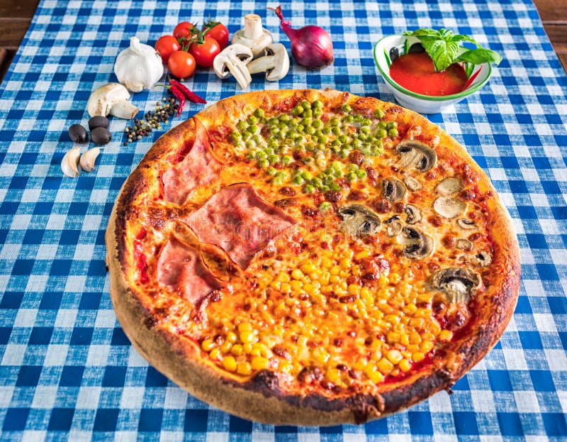 Cuatro guisantes del maíz dulce del jamón de las estaciones y pizzas de la seta imagenes de archivo Cuatro guisantes del maíz dulce del jamón de las estaciones y pizzas de la seta imagenes de archivo