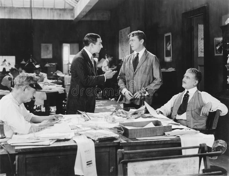 Cuatro hombres en una oficina (todas las personas representadas no son vivas más largo y ningún estado existe Garantías del prove