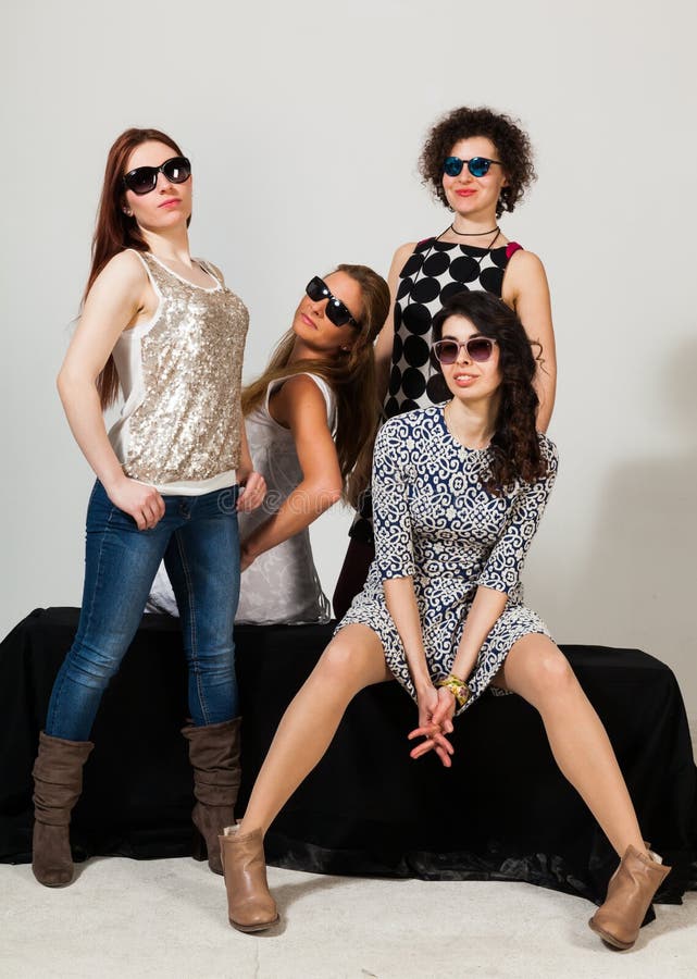 Cuatro mujeres hermosas foto de archivo. Imagen de venda - 107489154