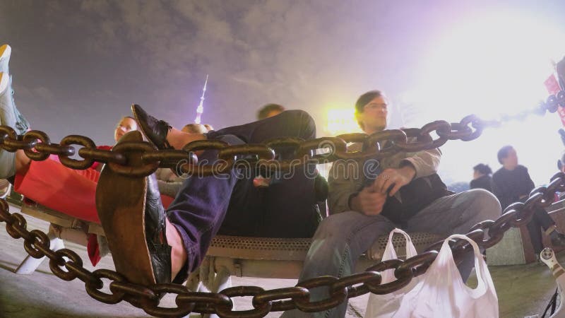 Cuatro personas sentadas cerca de una cadena en el muelle en otoño metrajes
