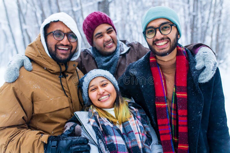 Cuatro personas toman selfie al aire libre en vacaciones de año nuevo foto de archivo libre de regalías