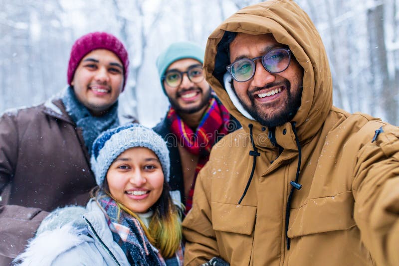 Cuatro personas toman selfie al aire libre en vacaciones de año nuevo fotos de archivo libres de regalías